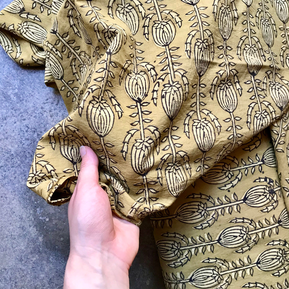 Indienne 4283325 Beige fabric with floral pattern on a gray surface