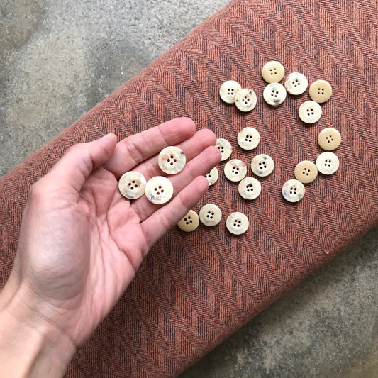 Recycled Mother of Pearl Buttons 31821