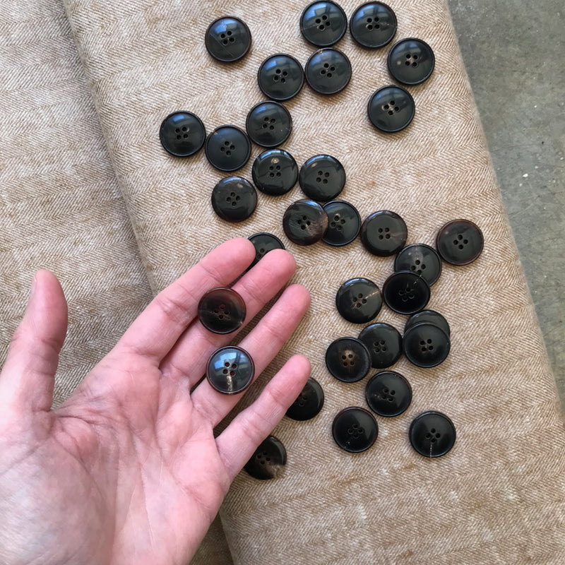 1106 Button Horn Buttons 1106 – Retrosaria