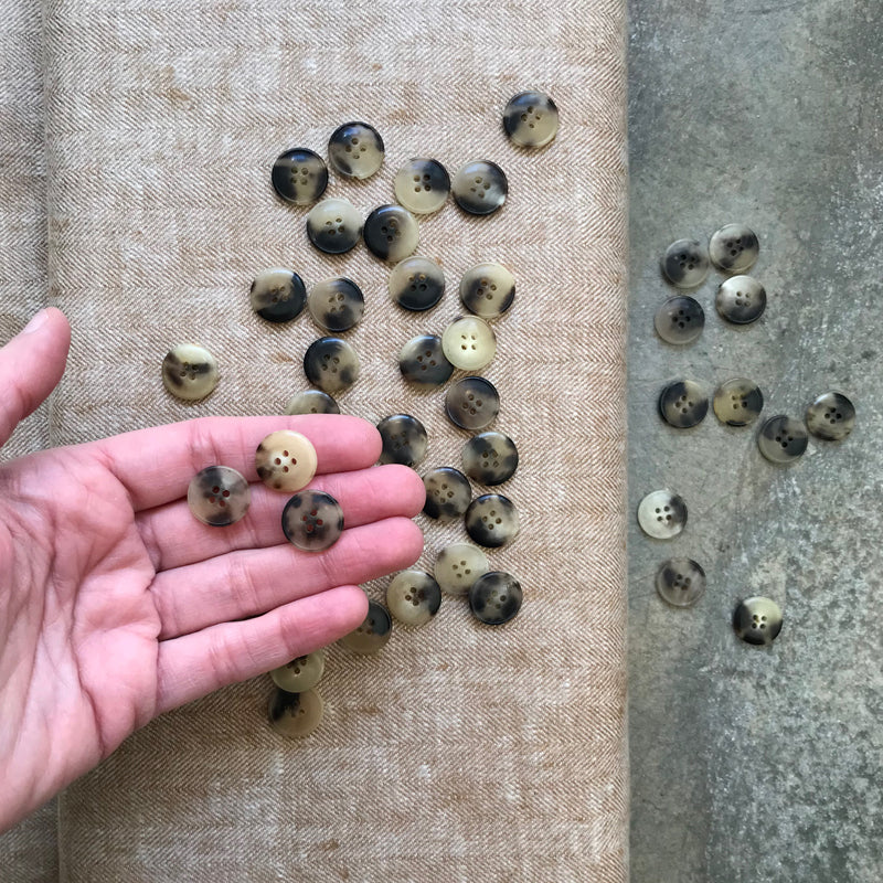 1106 Button Horn Buttons 1106 – Retrosaria