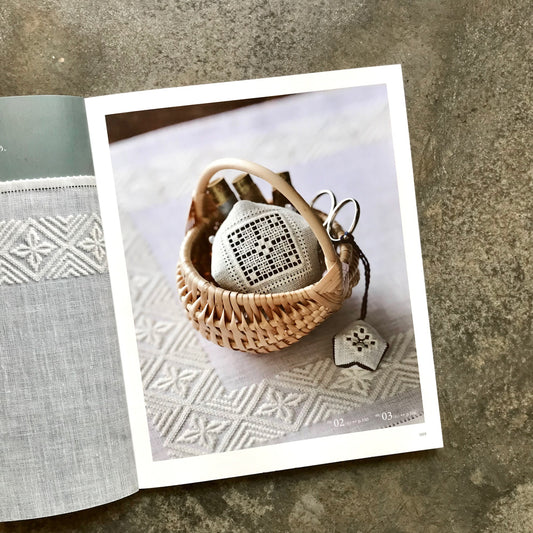 HEDEBØ: Traditional Danish white embroidery | ＨＥＤＥＢＯ　デンマーク伝統の白糸刺繍