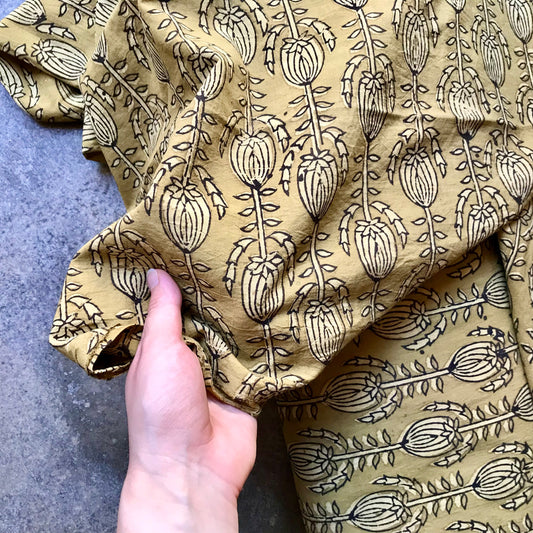 Indienne 4283325 Beige fabric with floral pattern on a gray surface